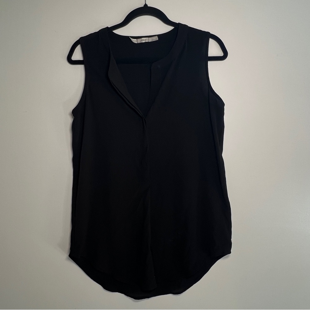 Gibson sleeveless black blouse with 3 button front closure size xs